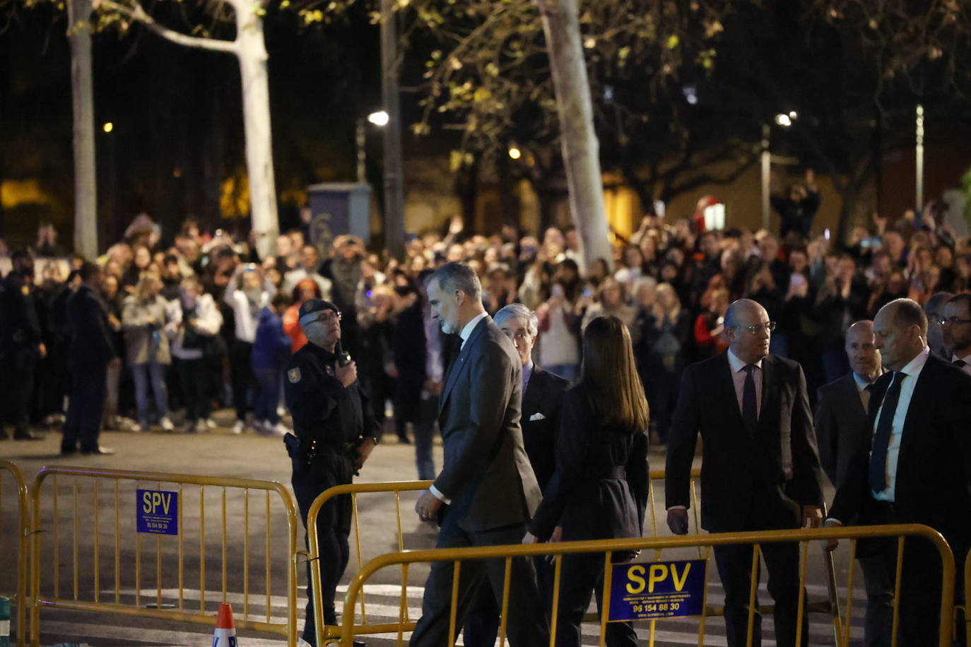 Todas las imágenes de los Reyes con las víctimas y en su visita al edificio de Campanar