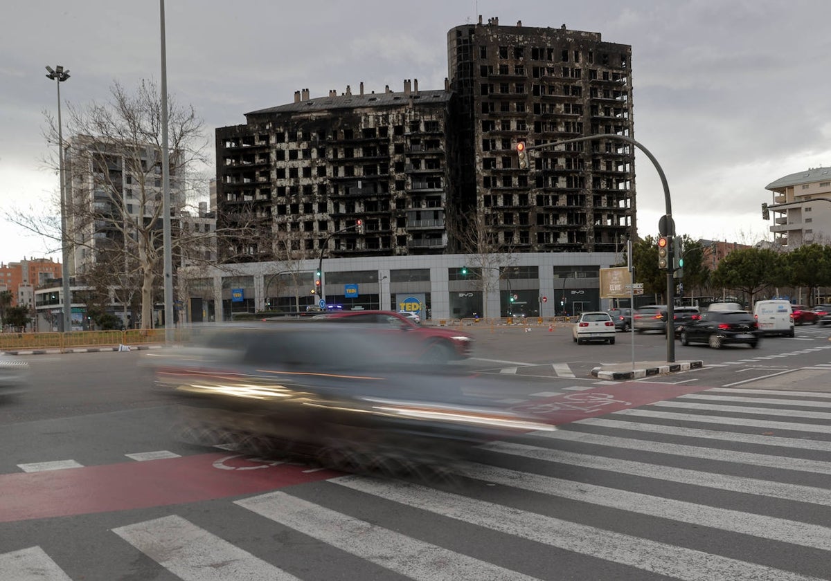 Vista del edificio arrasado por las llamas.