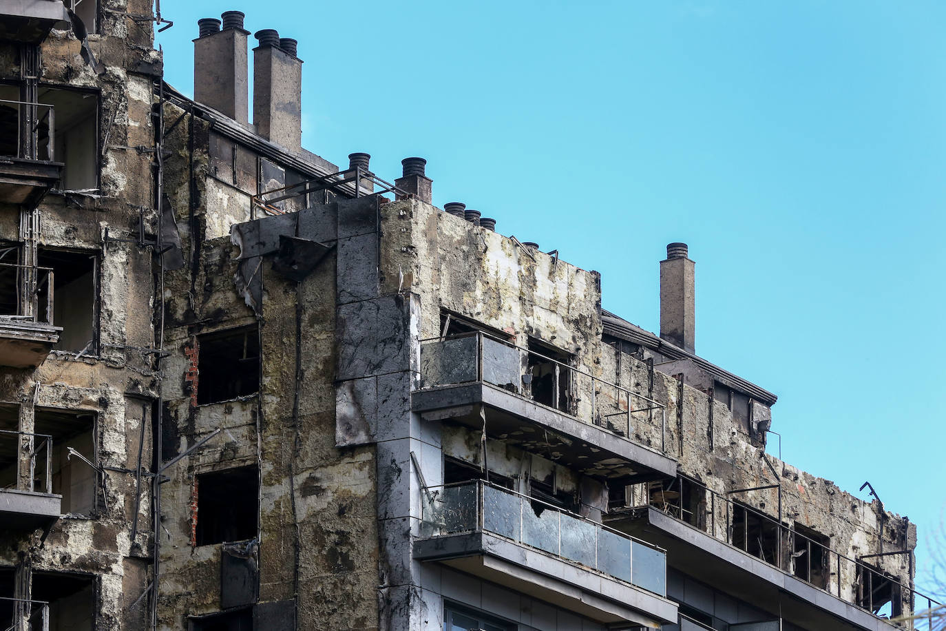 Así está el edificio incendiado en Campanar