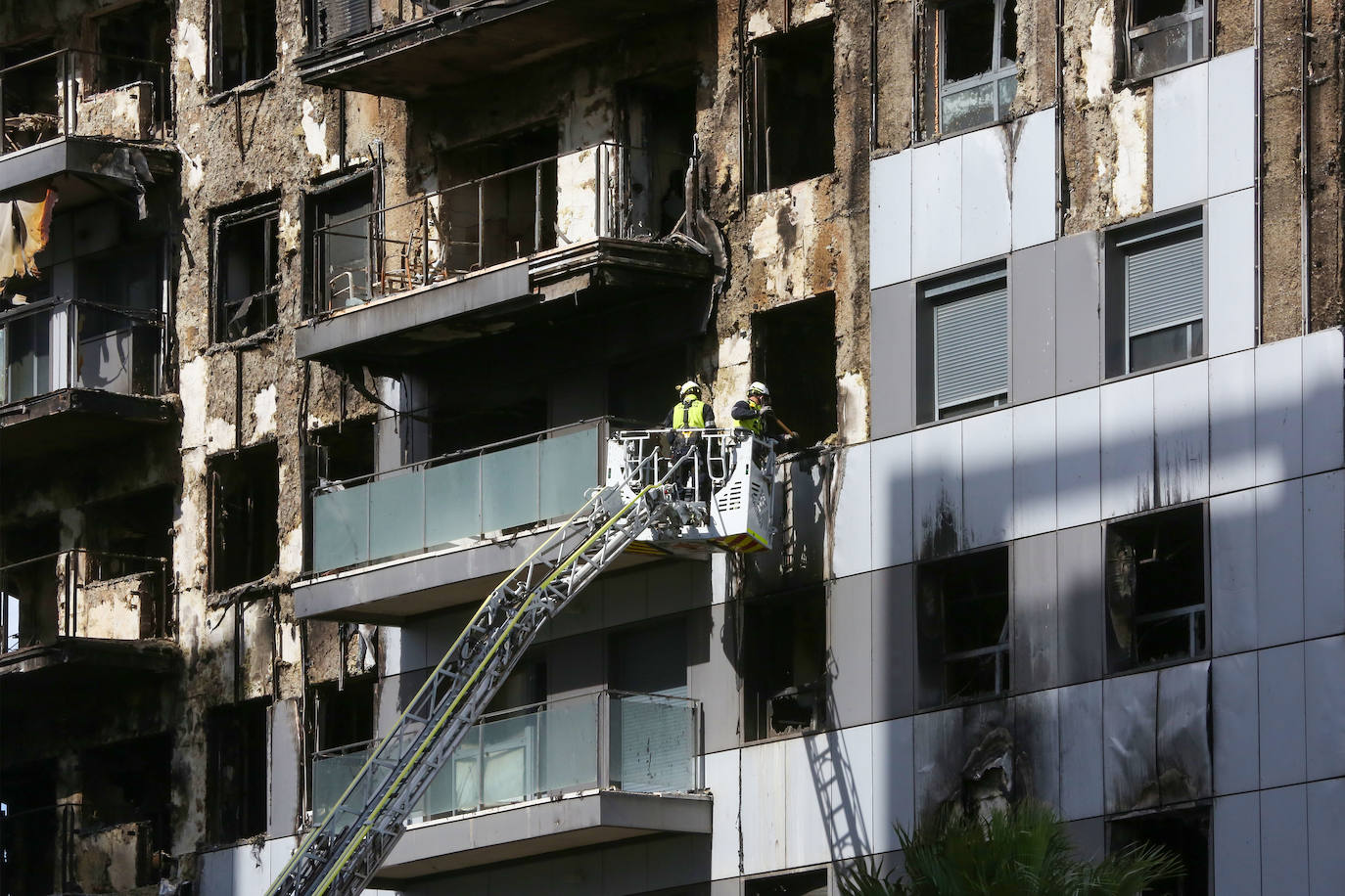 Así está el edificio incendiado en Campanar