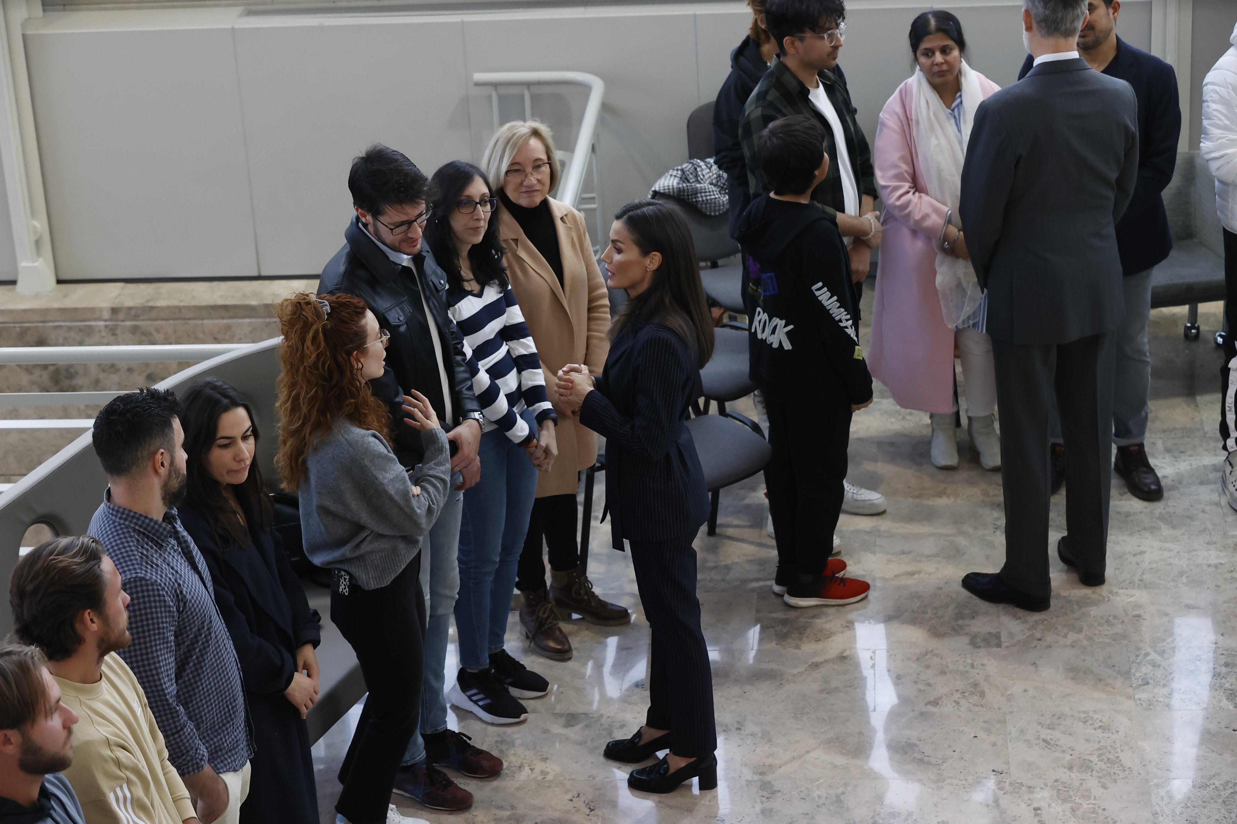 Todas las imágenes de los Reyes con las víctimas y en su visita al edificio de Campanar