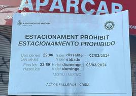 Carteeles de prohibido aparcar en el entorno de las Torres de Serranos que está colocando la Policía Local de Valencia.