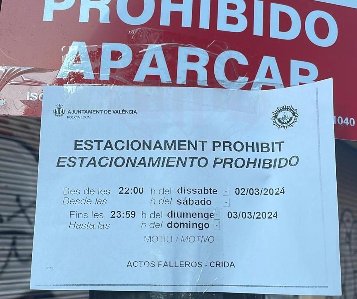 Carteeles de prohibido aparcar en el entorno de las Torres de Serranos que está colocando la Policía Local de Valencia.