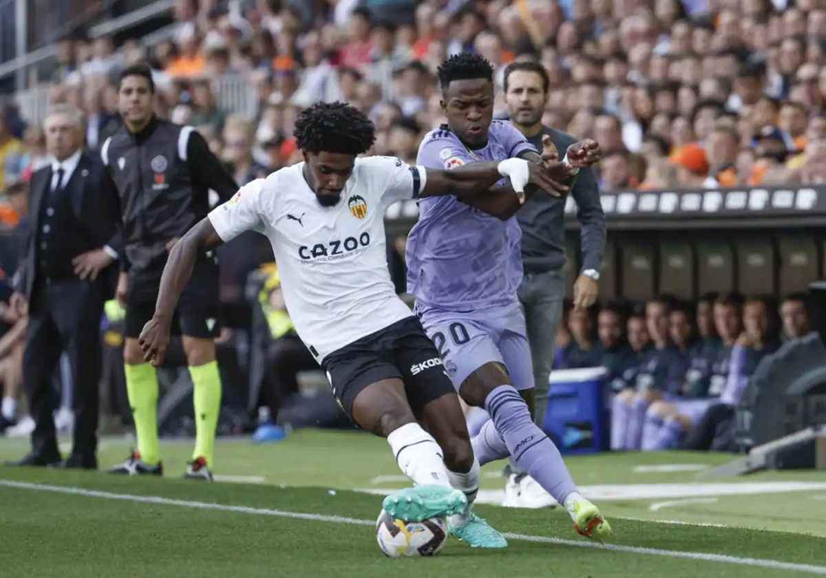 Vinicius y Correia disputan un balón en el último encuentro del Madrid en Mestalla