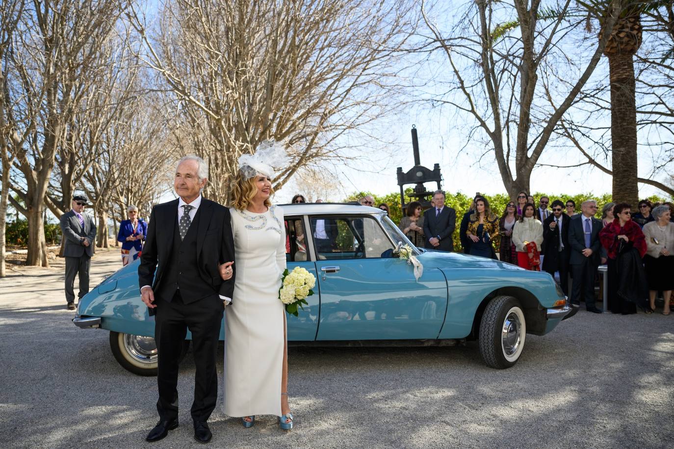 Los novios llegan con un Citroen TIburón azul, el color de la boda.