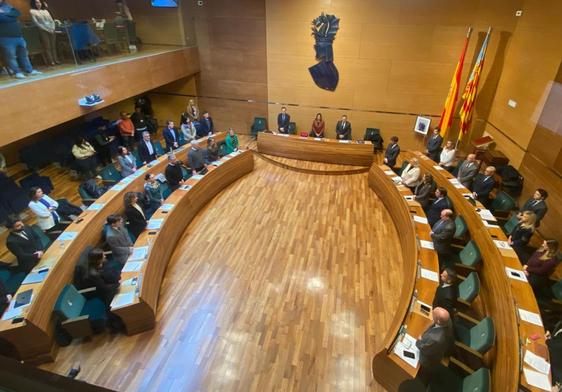 Minuto de silencio en el pleno de febrero, celebrado en el Salón de Plenos de la Diputación.