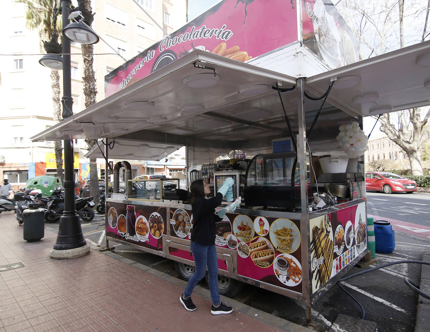 Las churrerías últiman sus montajes para las Fallas 2024.