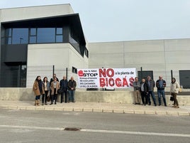 Empresarios del polígono Serrans V junto a la pancarta de rechazo a la planta.