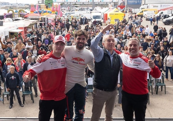 Izan Guevara Jaime Alguersuari Jr y Senior y Jorge Martínez Aspar el año pasado en el Racing Legends del Circuit