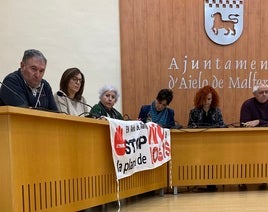 Los concejales del PP en el pleno, con la pancarta de 'no' a la planta de biogás.