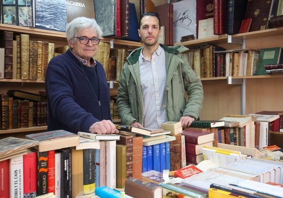 Antonio Lorenzo, el veterano de la feria, con Juan Pablo Hernández, el nuevo librero.