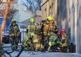 Un grupo de bomberos de Valencia, estos días en Campanar.