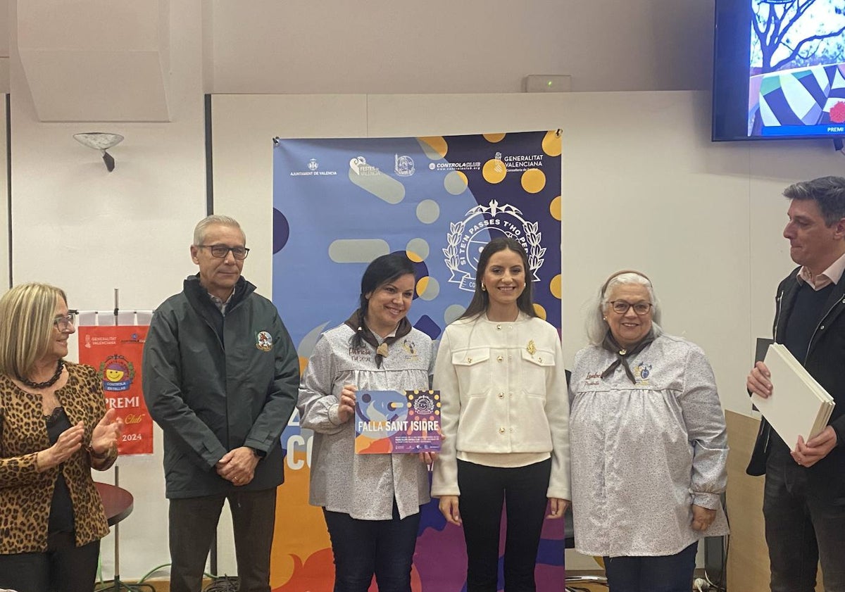 Imagen principal - Entrega de diplomas a las fallas San Isidro, Jesús-San Francisco de Borja y Pintor Salvador Abril.