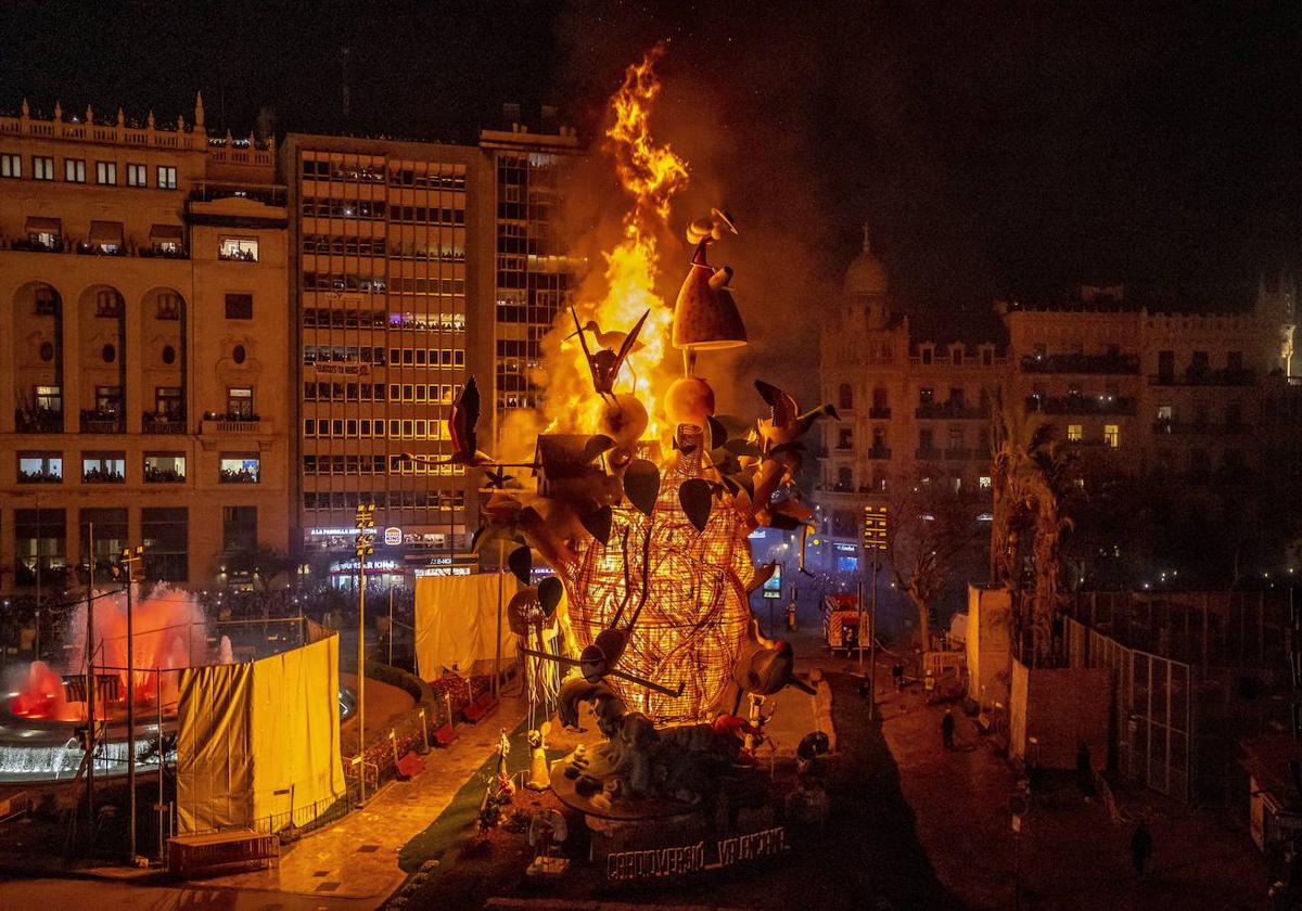 La falla de la plaza del Ayuntamiento durante la cremá del año pasado, imagen de archivo.