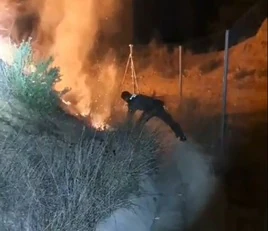 Un agente de la Guardia Civil intanta evitar la propagación de as llamas.