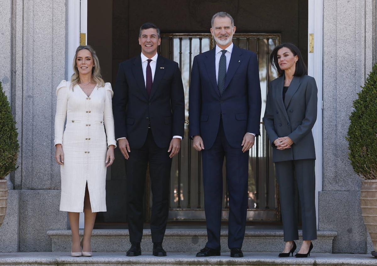 Imagen secundaria 1 - En la foto superior, la Reina, el martes con la melena larga; y el miercoles, con el nuevo corte de pelo.