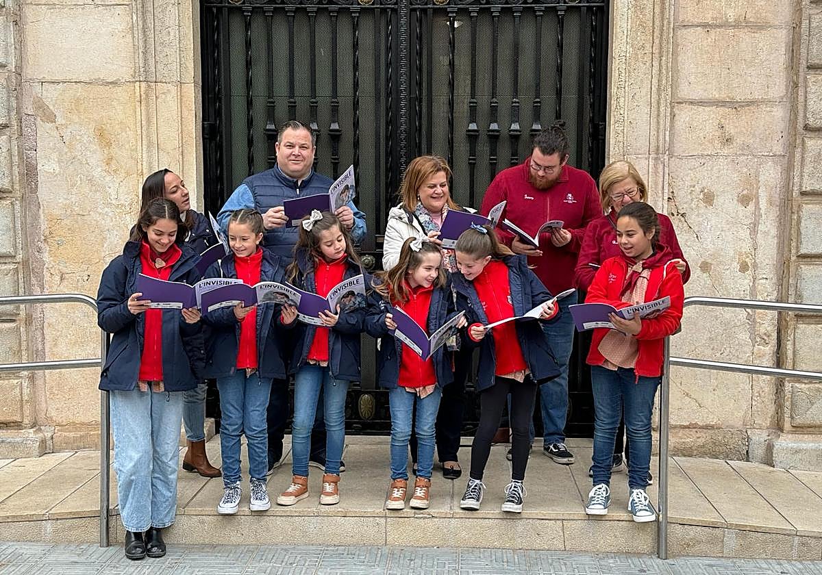 Alumnos y concejales de Sueca con las guías.