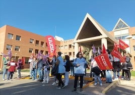 Asistentes a la protesta organizada en la sede de la Conselleria de Educación.