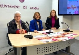 La edil Liduvina Gil, con Pons y Vidal en la presentación del acto.