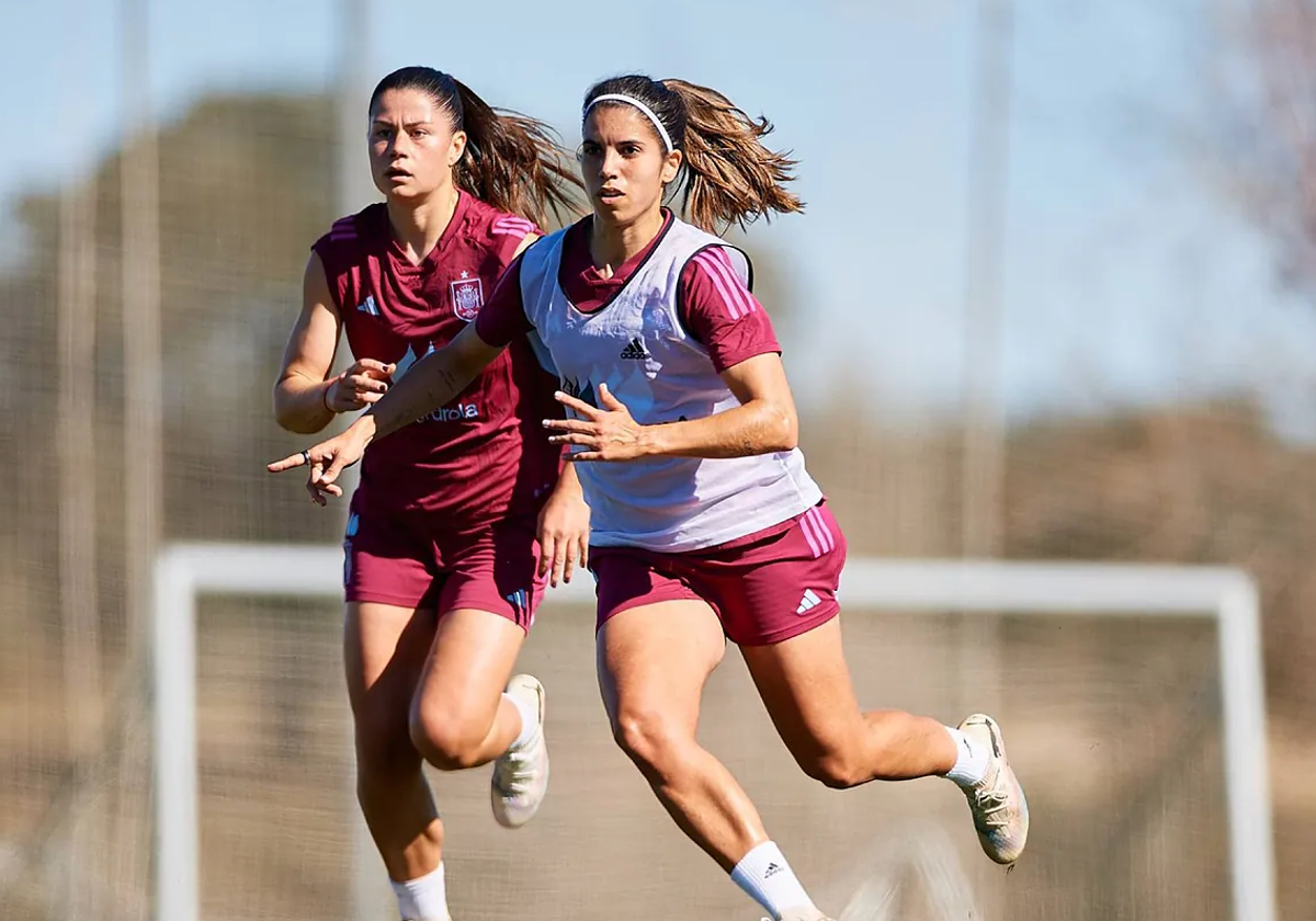 Alba Redondo y María Méndez durante un entrenamiento con la selección.