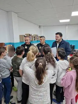 La policía local de Albal enseña a los niños a hacer un buen uso de los petardos