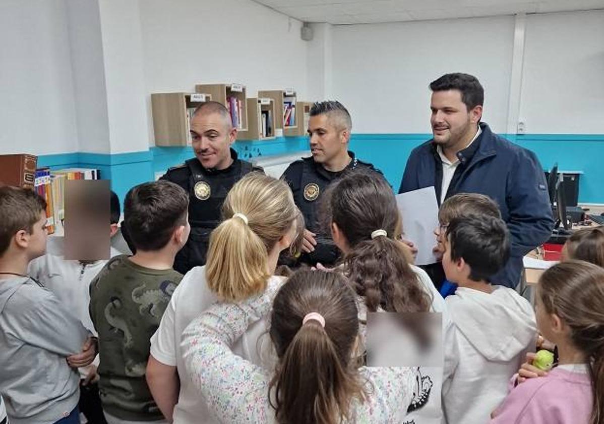 La policía local de Albal enseña a los niños a hacer un buen uso de los petardos