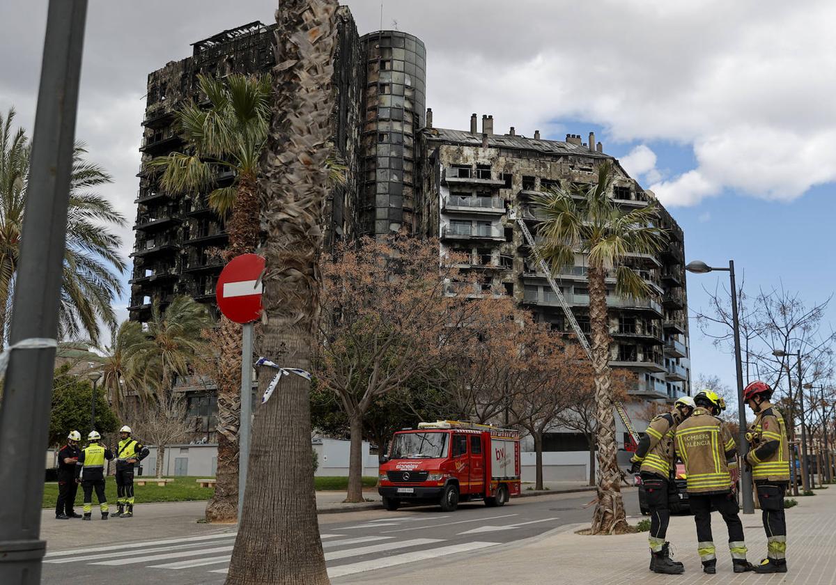 Los bomberos aún trabajan en Campanar.