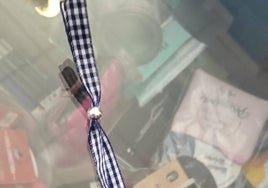 Pulsera que se está vendiendo en nombre de una falla.