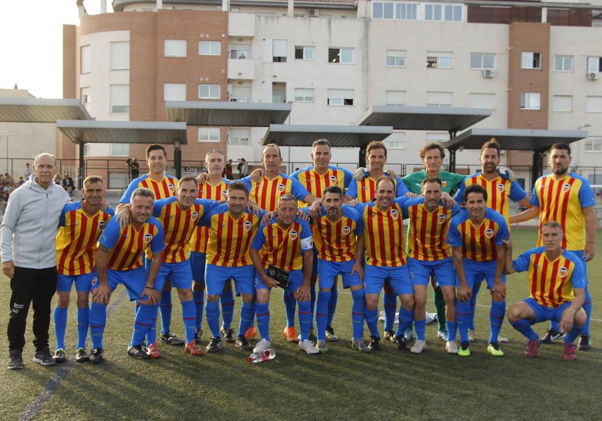 El equipo de veteranos del Valencia CF antes de arrancar un encuentro