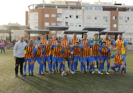 El equipo de veteranos del Valencia CF antes de arrancar un encuentro