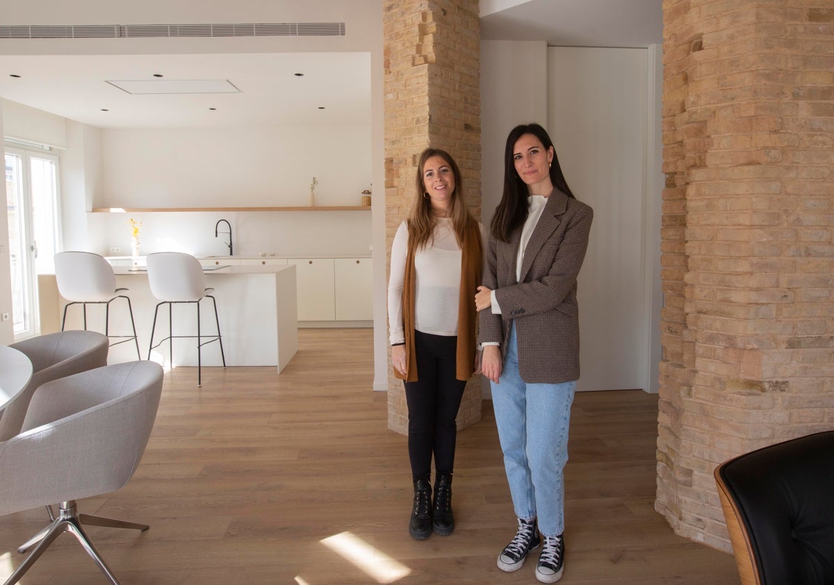 Imagen principal - Las arquitectas autoras del proyecto y dos imágenes de la casa.