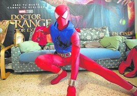 David Campiglia muestra uno de sus trajes, de Spiderman, y enseña cómo tarda en ponerse todos los complementos.