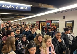 La aglomeración de viajeros en la estación.