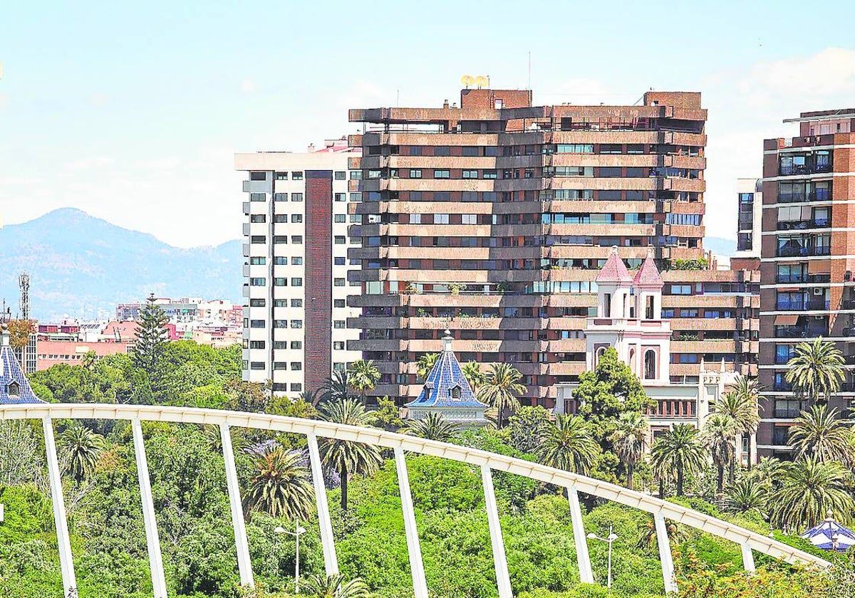 Viviendas con vistas al cauce del río Turia.