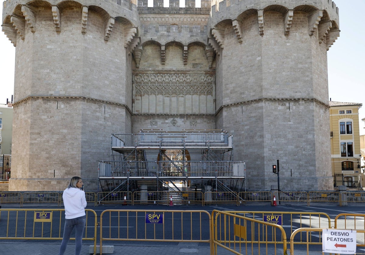 Montaje del escenario de la Crida de este domingo en Valencia.