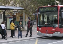Una parada de autobús con usuarios, en imagen de archivo.