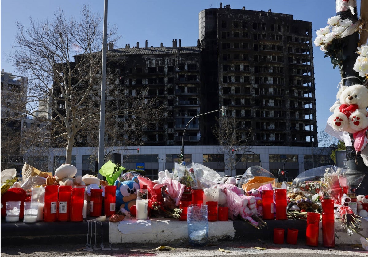 Flores y peluches ante el edificio incendiado de Campanar.