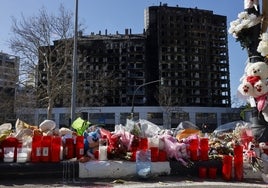 Flores y peluches ante el edificio incendiado de Campanar.