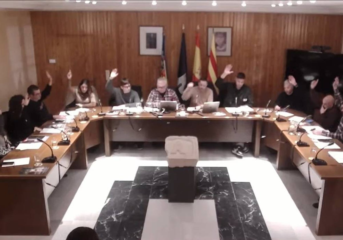 Una votacion en el pleno de Ondara.