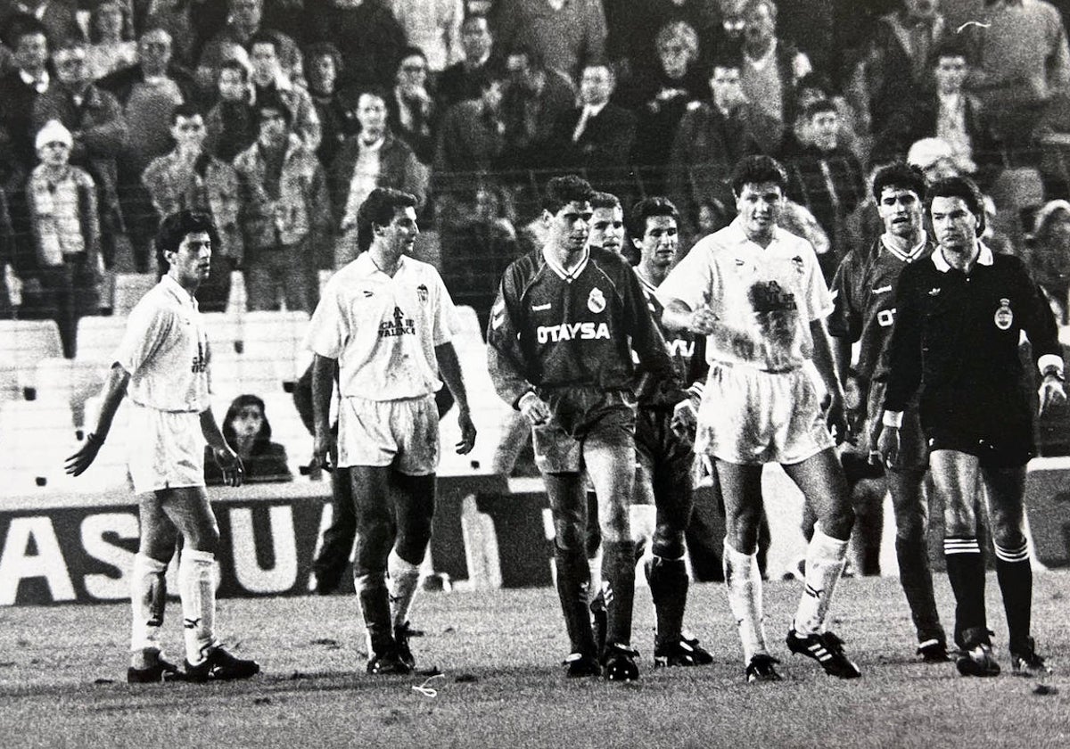 Jugadores del Valencia y del Real Madrid protestan al árbitro Díaz Vega en un partido disputado en Mestalla el 17 de noviembre de 1990.