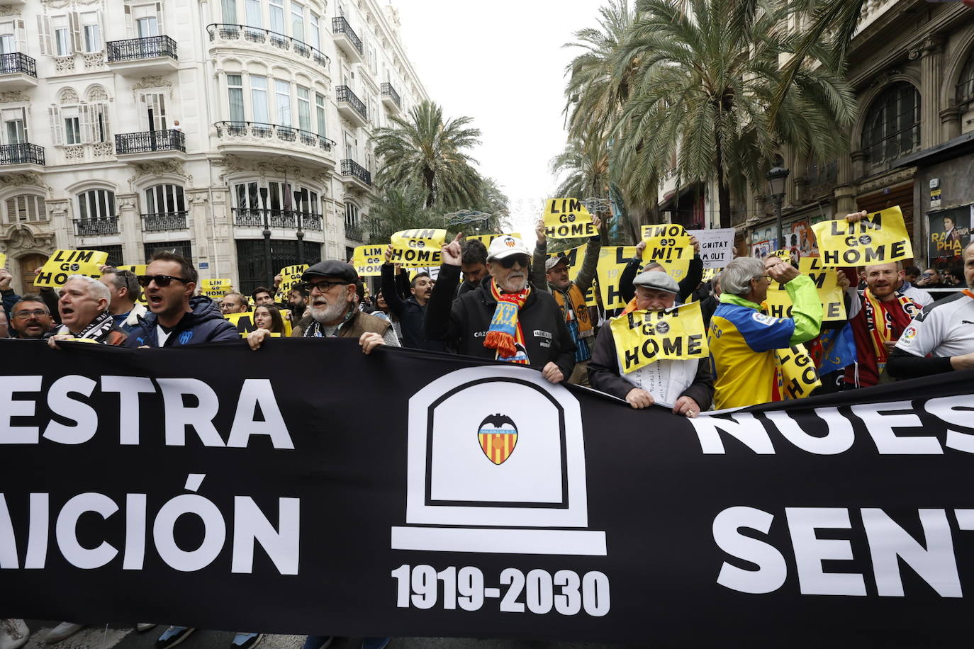 La fallera mayor infantil y la Corte de Honor visitan a los bomberos