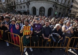 Público asistente a la mascletà en la plaza del Ayuntamiento.