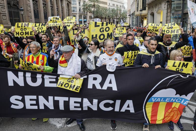 La fallera mayor infantil y la Corte de Honor visitan a los bomberos