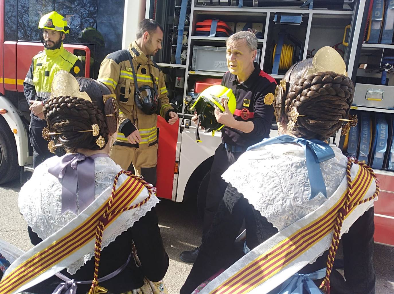 La fallera mayor infantil y la Corte de Honor visitan a los bomberos