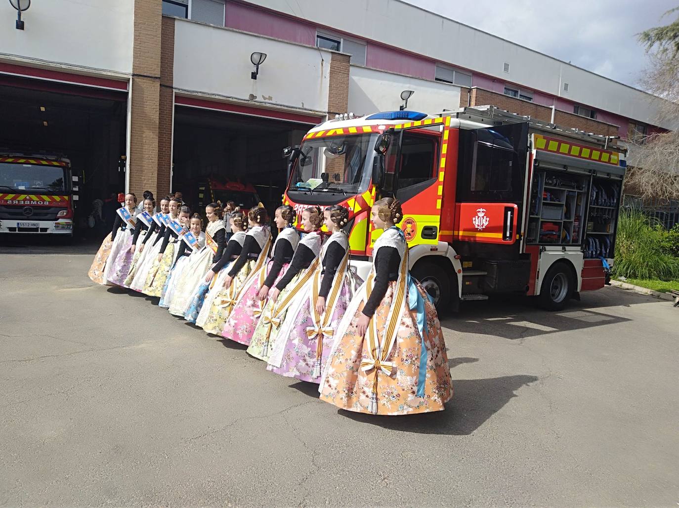 La fallera mayor infantil y la Corte de Honor visitan a los bomberos