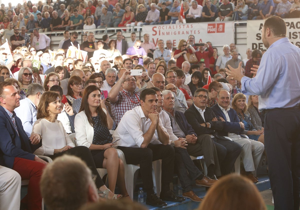 Ábalos interviene en 2016 en un mitin de los socialistas en Burjassot, con Sánchez en primera fila.