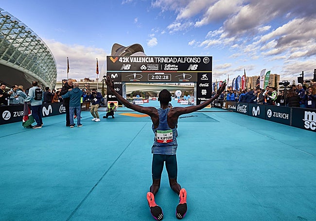 Kelvin Kiptum, en diciembre de 2022 tras conquistar el Maratón de Valencia.