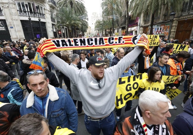 Un manifestante luce orgulloso la bufanda del Valencia CF.