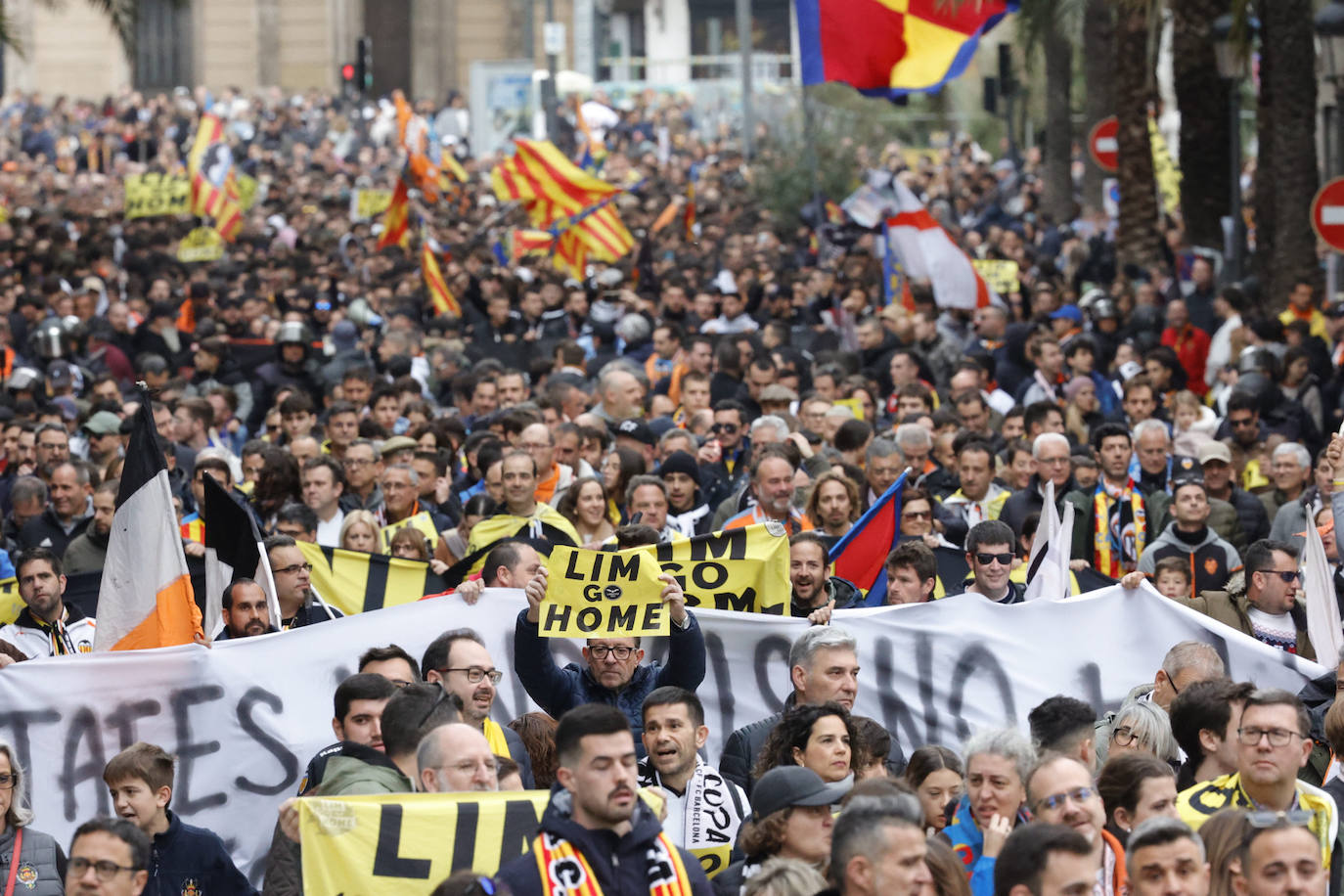 El valencianismo clama contra Peter Lim