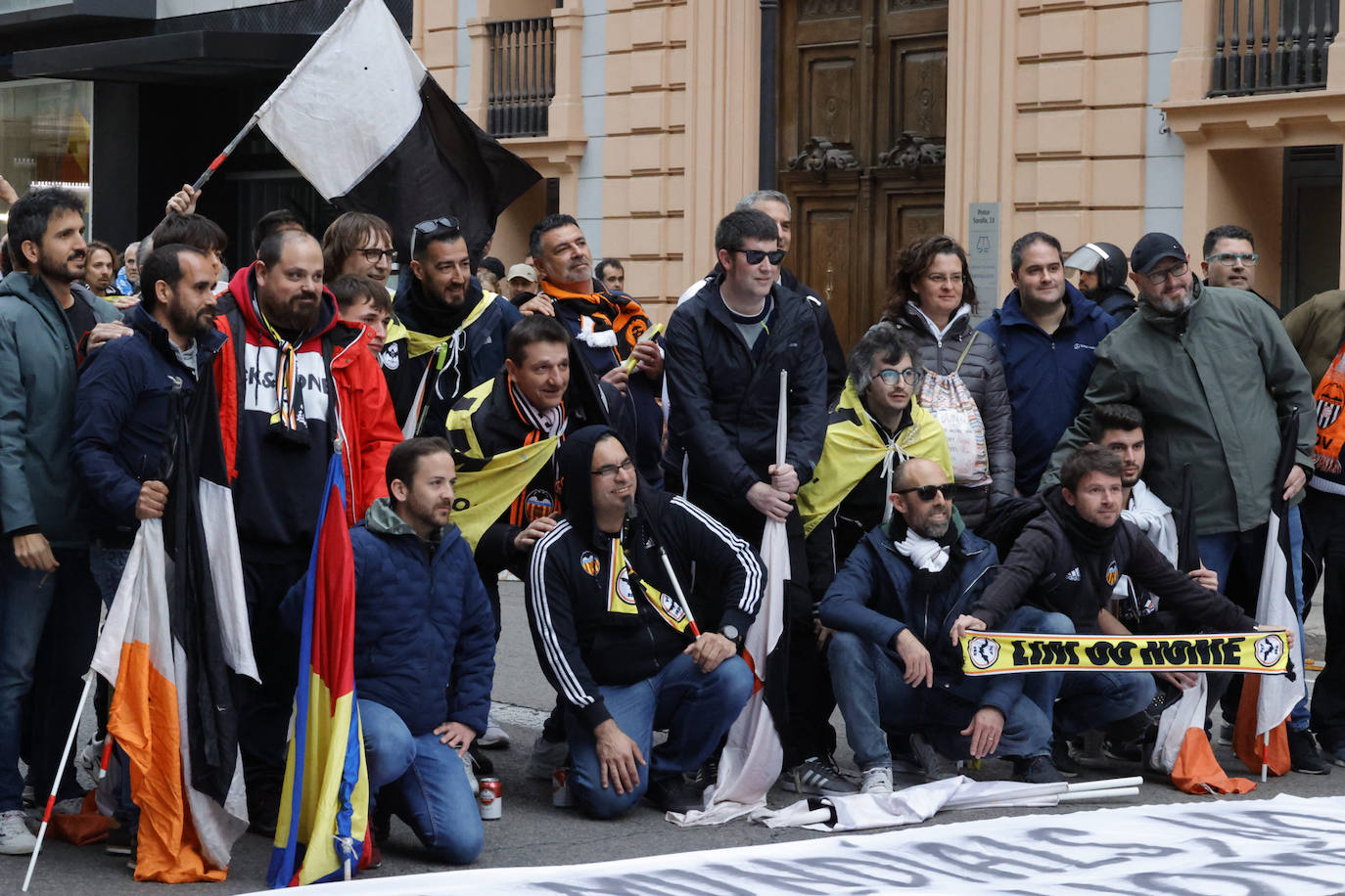 El valencianismo clama contra Peter Lim